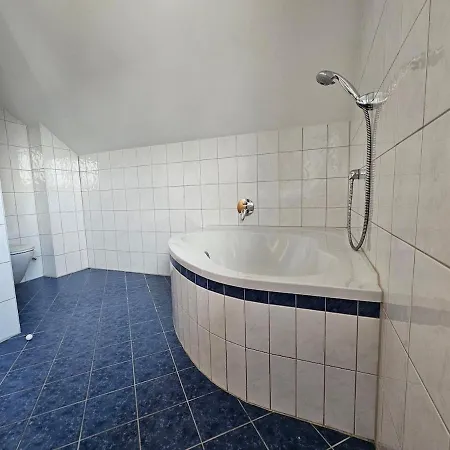 Hutberg Luxe Family شاليه *